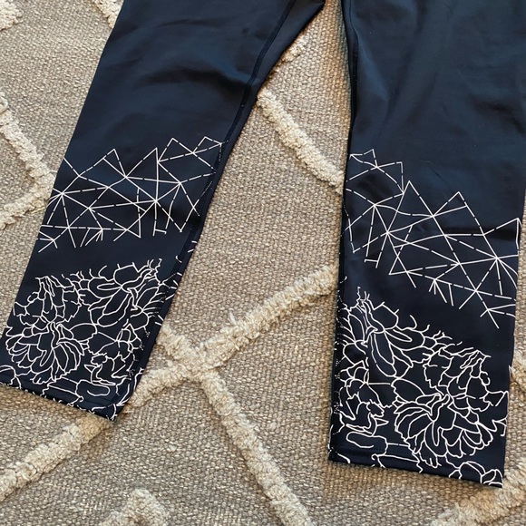 Athleta Graphic Floral Sonar Capri Crop Leggings - Picture 4 of 8